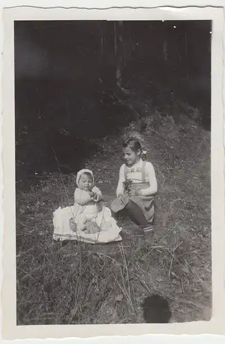 (F6188) Orig. Foto Mädchen mit Baby am Waldesrand, nach 1945