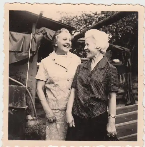 (F6187) Orig. Foto lachende Frauen im Garten, nach 1945