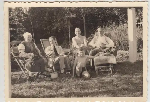 (F6183) Orig. Foto Personen im Garten, Liegestuhl