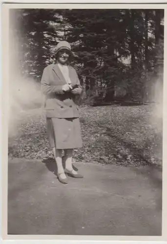 (F6169) Orig. Foto Frau am Waldrand, Spaziergang, vor 1945