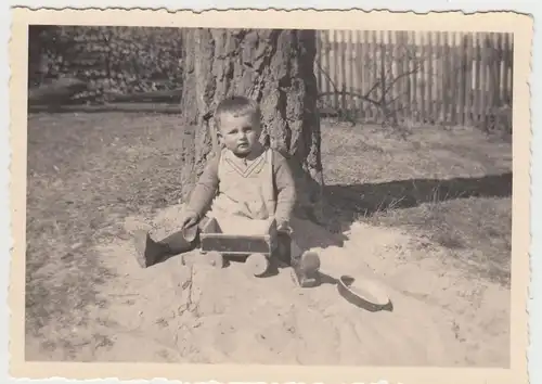 (F6163) Orig. Foto Kind mit Wägelchen spielt im Sand, 1940
