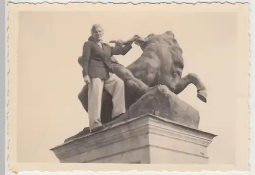 (F6156) Orig. Foto Schwerin, Orangerie, Frau a. Herakles-Skulptur, 1950er