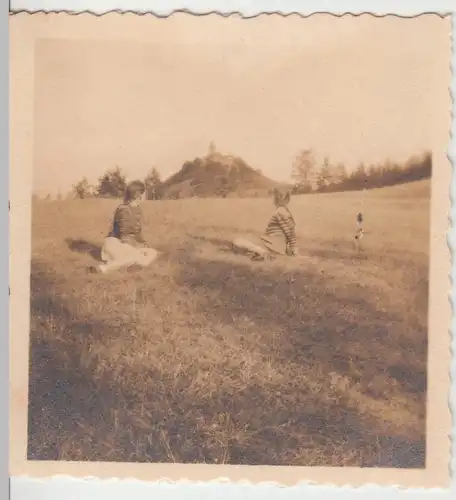 (F6141) Orig. Foto 2 Mädchen sitzen auf der Wiese, Thüringen 1950er