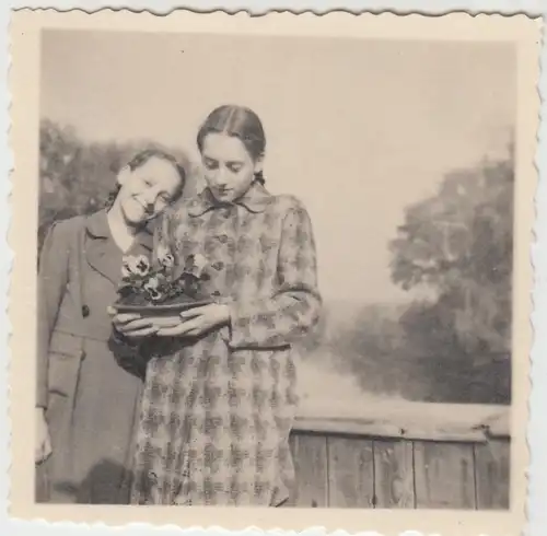 (F6139) Orig. Foto 2 Mädchen mit Blumenschale, Thüringen 1950er