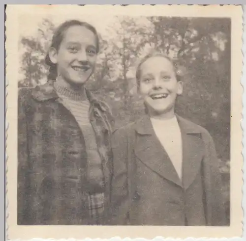 (F6138) Orig. Foto 2 fröhliche Mädchen, Thüringen 1950er