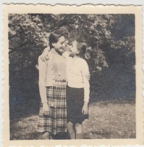 (F6121) Orig. Foto 2 Mädchen Arm in Arm, 1950er