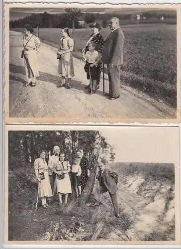 (F6112) 2x Orig. Foto Personen wandern, Waldrand, Feldweg, vor 1945
