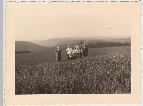 (F6101) Orig. Foto Personen stehen im Feld, vermutl. Greizer Gegend, 1950er