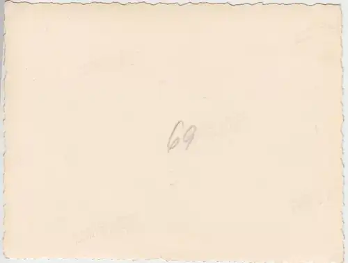 (F6101) Orig. Foto Personen stehen im Feld, vermutl. Greizer Gegend, 1950er