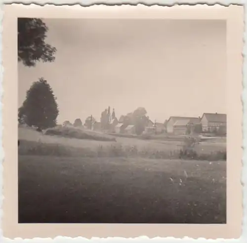 (F6093) Orig. Foto Blick a. Ort mit Bauernhof u. Kirche, vermutl. Greizer Gegend