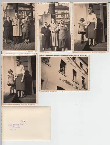 (F6088) 18x Orig. Foto Hof i.B., Personen vor einem Haus, Geschäft, Nov. 1957