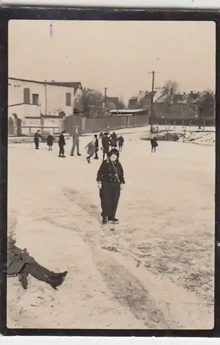 (F6047) Orig. Foto Schlittschuhläufer, gefrorener Teich, Minifoto vor 1945
