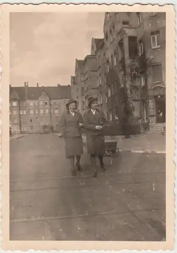 (F6035) Orig. Foto 2 Damen mit Hut spazieren in einer Stadt