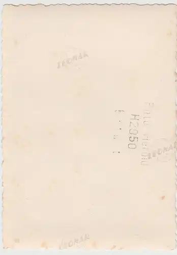 (F6035) Orig. Foto 2 Damen mit Hut spazieren in einer Stadt