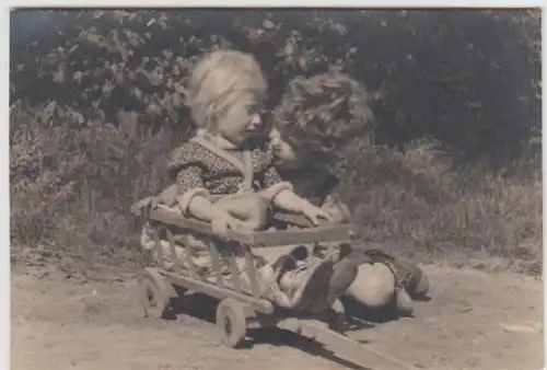 (F6033) Orig. Foto Kinder mit kl. Handwagen, Mädel sitzt darin, vor 1945