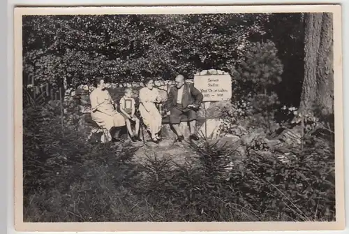 (F6032) Orig. Foto Waldhaus b. Greiz, Personen a. Gedenktafel v. Hofrat Ludwig