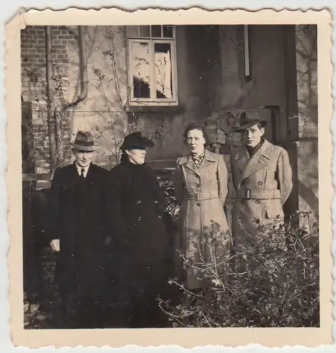 (F6031) Orig. Foto Personen m. Mantel u. Hut vor einem Haus, 1950