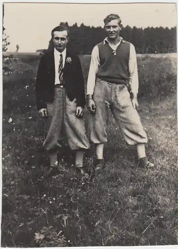(F6026) Orig. Foto Crispendorf b. Schleiz, 2 Jungs a.d. Wiese 1920er