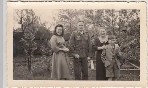 (F6022) Orig. Foto Personen m. Wehrmacht-Soldat im Garten, vor 1945