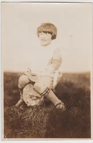 (F6021) Orig. Foto Mädchen Else sitzt a. Stein, Rüßburg-Wanderung 1928