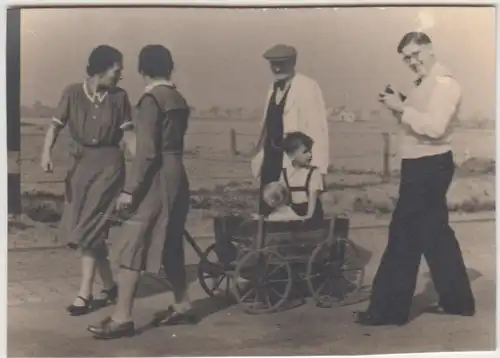 (F6016) Orig. Foto Personen unterwegs, Kinder im Handwagen 1940er