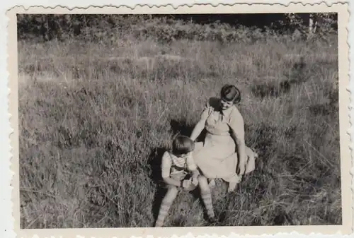 (F6008) Orig. Foto Frau und Junge auf Wiese 1953