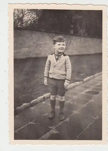 (F6004) Orig. Foto kleiner Junge auf Gehweg, 1942