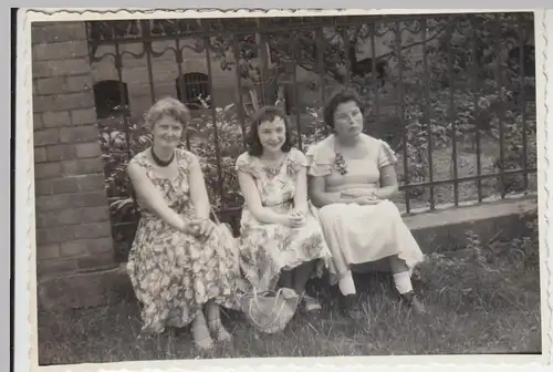 (F6001) Orig. Foto Frauen u. Mädchen sitzen am Eisengeländer