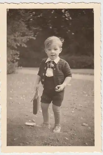 (F5998) Orig. Foto kleiner Junge mit Täschchen auf Wiese