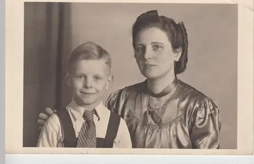 (F5990) Orig. Foto Porträt Frau mit Jungen, nach 1945