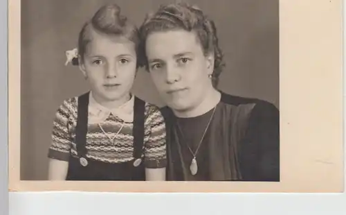 (F5989) Orig. Foto Mutter mit Tochter, zum Muttertag 1948