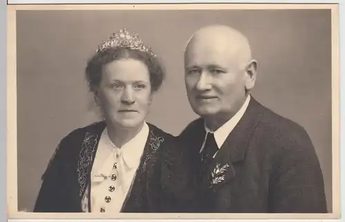 (F5987) Orig. Foto Paar geschmückt, Jubiläum, Ilten, nach 1945