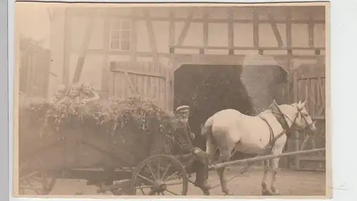 (F5983) Orig. Foto Pferdefuhrwerk vor Scheune, Mädchen im Wagen, vor 1945