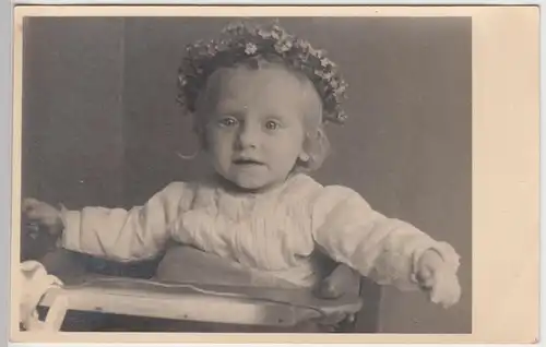 (F5981) Orig. Foto kleines Mädchen (1 J.) mit Blumenkranz im Haar, 1948