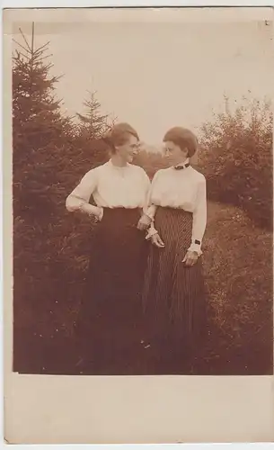 (F5977) Orig. Foto 2 Damen im Freien, Altenburg 1921