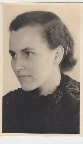 (F5974) Orig. Foto Porträt junge Frau, or 1945