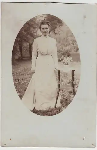 (F5971) Orig. Foto junge Frau im Garten, um 1915