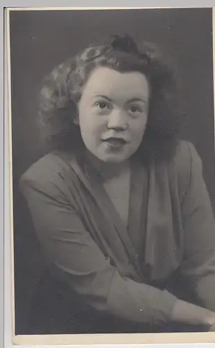 (F5964) Orig. Foto Porträt junge Frau 1944