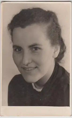 (F5961) Orig. Foto Porträt junge Frau 1944