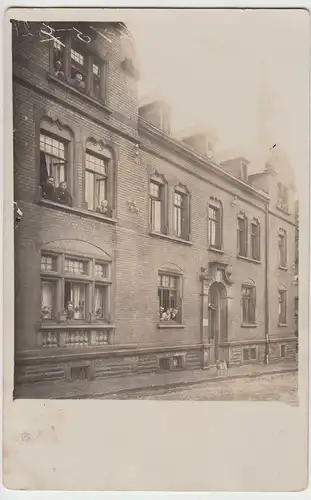 (F5945) Orig. Foto Wohnhaus unbekannt, Leute schauen aus dem Fenster, vor 1945