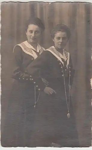 (F5940) Orig. Foto 2 junge Frauen, Studioaufnahme Halle a.S. vor 1945