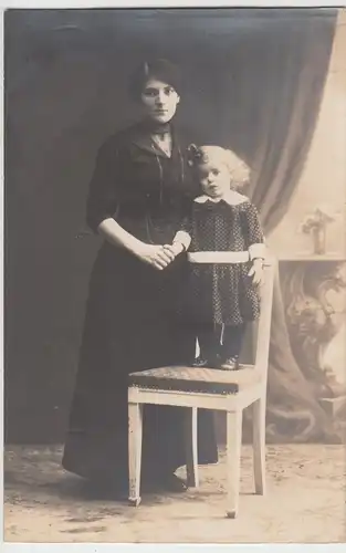 (F5937) Orig. Foto Frau mit Mädchen, Studioaufnahme Chemnitz vor 1945