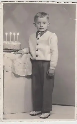 (F5928) Orig. Foto kleiner Junge mit Geburtstagstorte, ?amberk 1950