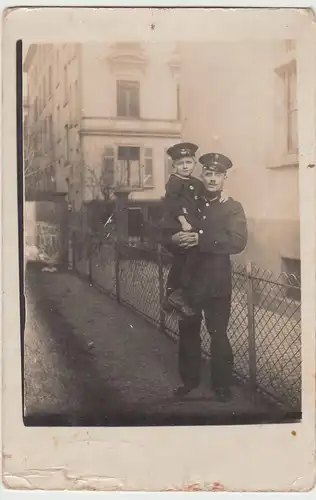 (F5925) Orig. Foto 1.WK Soldat nach Heimkehr in Frankfurt a.M., Junge in Uniform