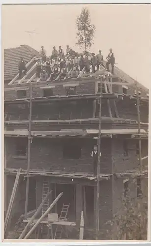 (F5918) Orig. Foto Bau eines Backsteinhauses, Holzgerüst, Dach decken, vor 1945