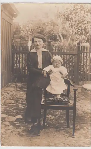 (F5917) Orig. Foto junge Frau mit Kleinkind im Garten, vor 1945