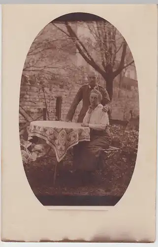 (F5915) Orig. Foto 1.WK Soldat mit Frau im Garten, 1914-18