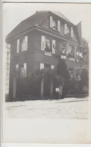 (F5897) Orig. Foto mit Fahnen geschmücktes Wohnhaus, vor 1945