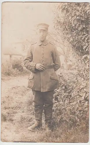 (F5881) Orig. Foto 1.WK Soldat im Freien 1914-18
