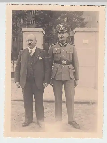 (F5878) Orig. Foto 2.WK Soldat m. Zivilisten vor Kaserne, vor 1945